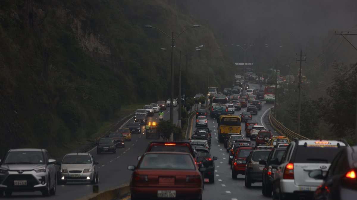 La medida se aplica en la mañana y en la tarde, al igual que los contraflujos en cuatro vías de la urbe.