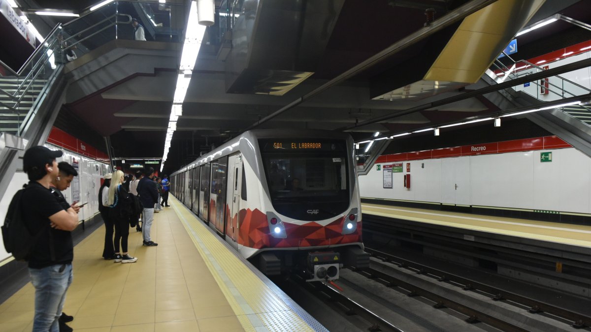 Se habilita la colocación de publicidad en las estaciones y en las pantallas de los trenes del metro.