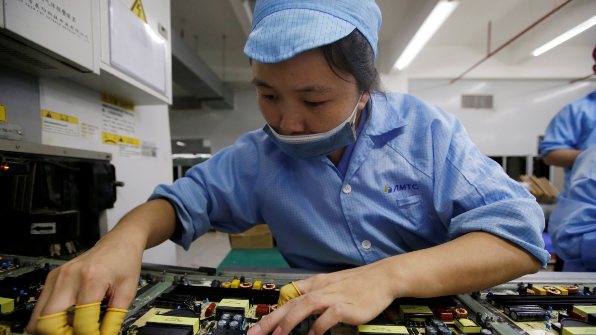 Un empleado trabaja en la línea de producción de una fábrica de China.