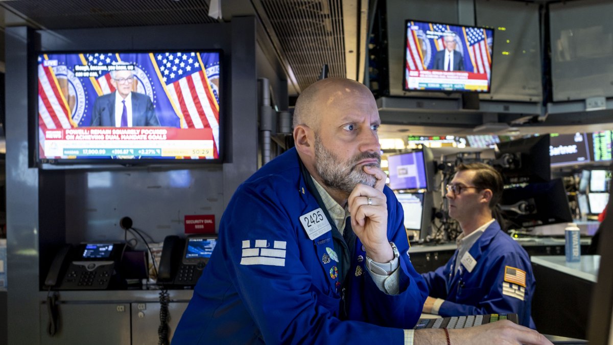 La bolsa de valores de New York anunció que la FED mantiene los tipos de interés.