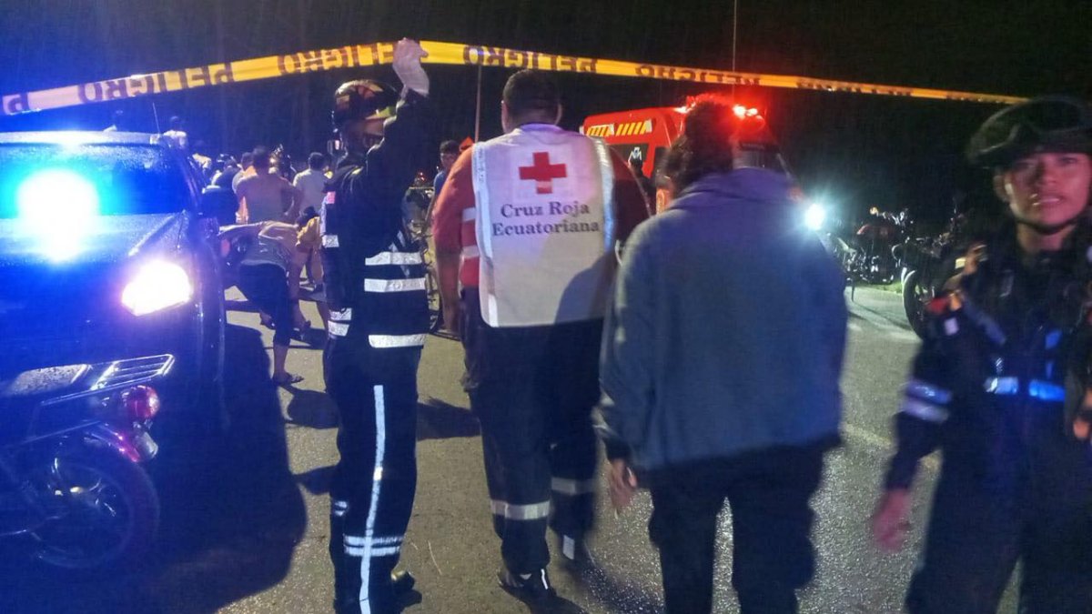Personal de emergencias se encuentra ya en el lugar para atender a las víctimas del deplome del puente Gonzalo Cornejo, que cruza a la parroquia Magro.