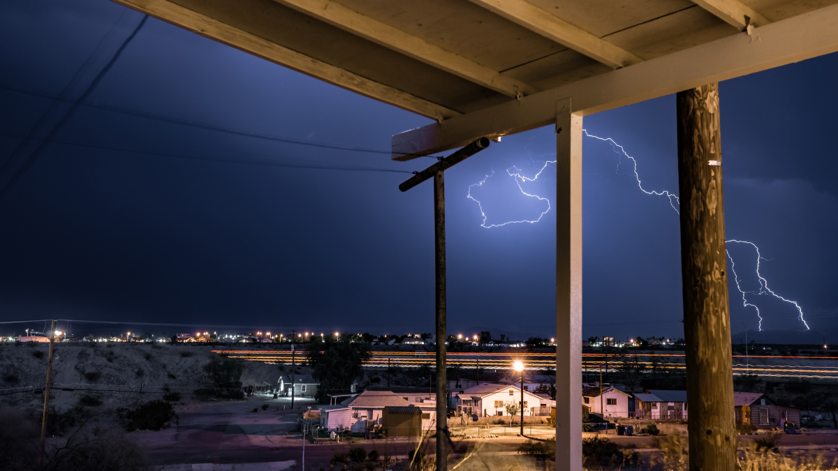 Una tormenta eléctrica es un fenómeno meteorológico caracterizado por la presencia de rayos, truenos, lluvias intensas y, en algunos casos, granizo o fuertes ráfagas de viento.