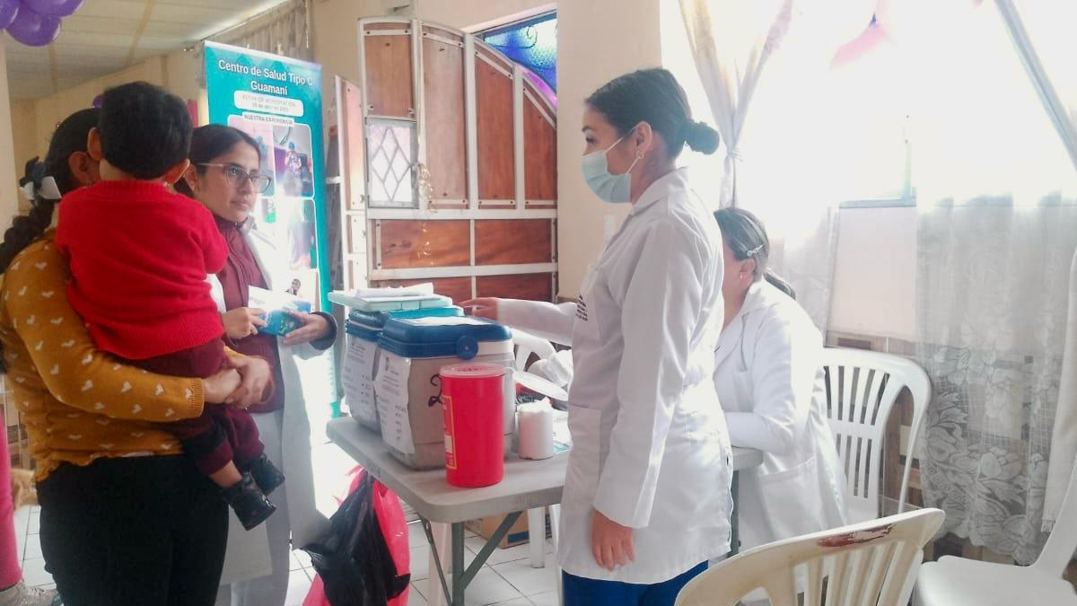 Personal del Centro de Salud de Guamaní se trasladó a la casa barrial de Primavera de Cornejo, para aplicar vacunas