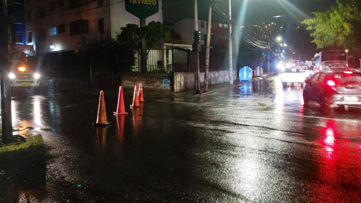 Las intensas lluvias comenzaron en el sur y los valles. Luego avanzaron hacia el norte de la ciudad.