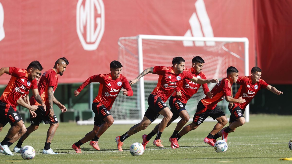 Los jugadores de la selección chilena durante un entrenamiento en el complejo deportivo Juan Pinto Durán este miércoles 19 de marzo, en Santiago de Chile.