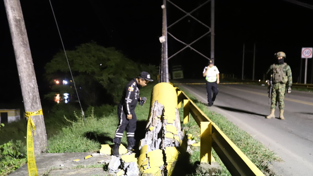 Así luce parte de la estructura del puente que se desplomó la tarde de este 19 de marzo.