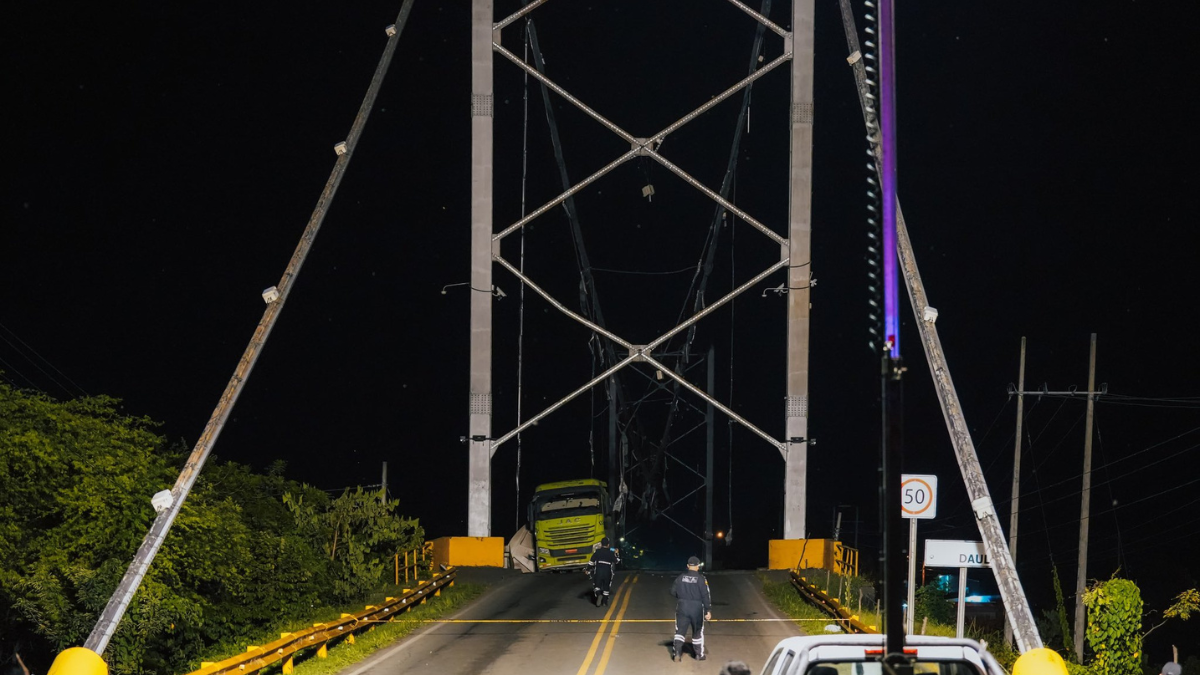 Una cámara captó el momento exacto en que el puente Gonzalo Icaza Cornejo colapsa debido al paso de vehículos, presuntamente con exceso de peso.