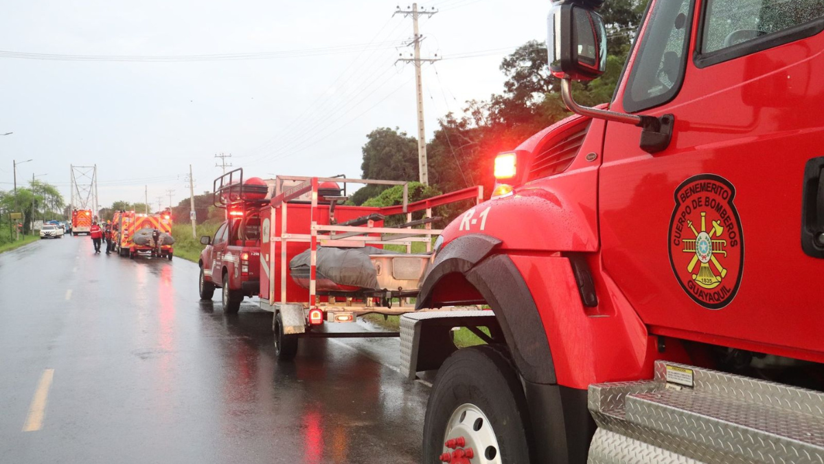 Varias unidades de los Bomberos de Guayaquil se trasladan hasta Daule ante lo ocurrido.