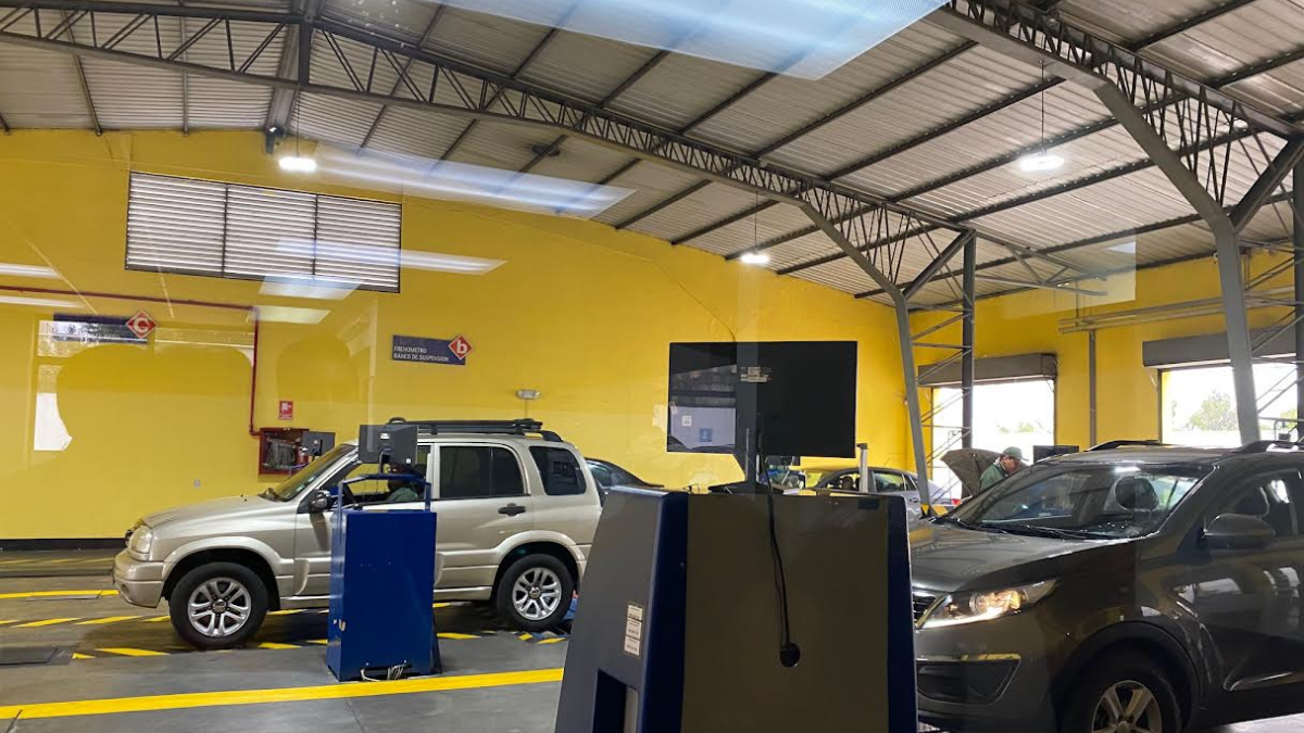 En el proceso de matriculación, en el centro de revisión vehicular de La Florida, en el norte de Quito.