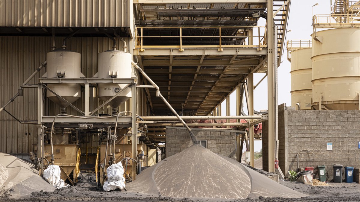 Las máquinas gigantes aspiran la preciosa arena mineralizada de las dunas de este desierto excepcional en Senegal