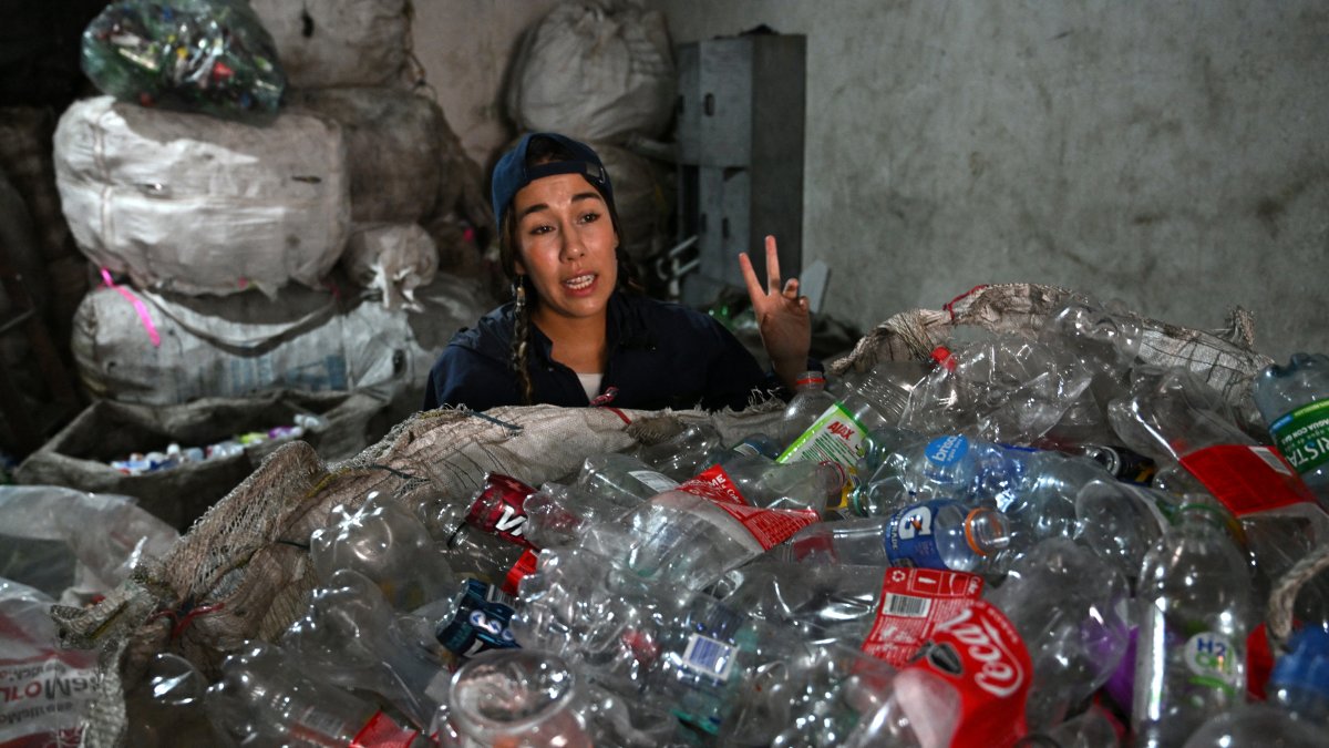 Sara Samaniego, la influencer explica a los reclicladores sobre la importancia de cuidar el medio ambiente.