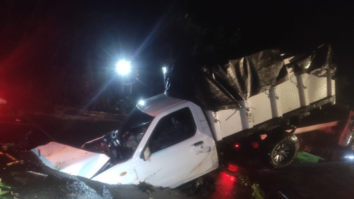 No hubo personas heridas por la caída del vehículo en el socavón,