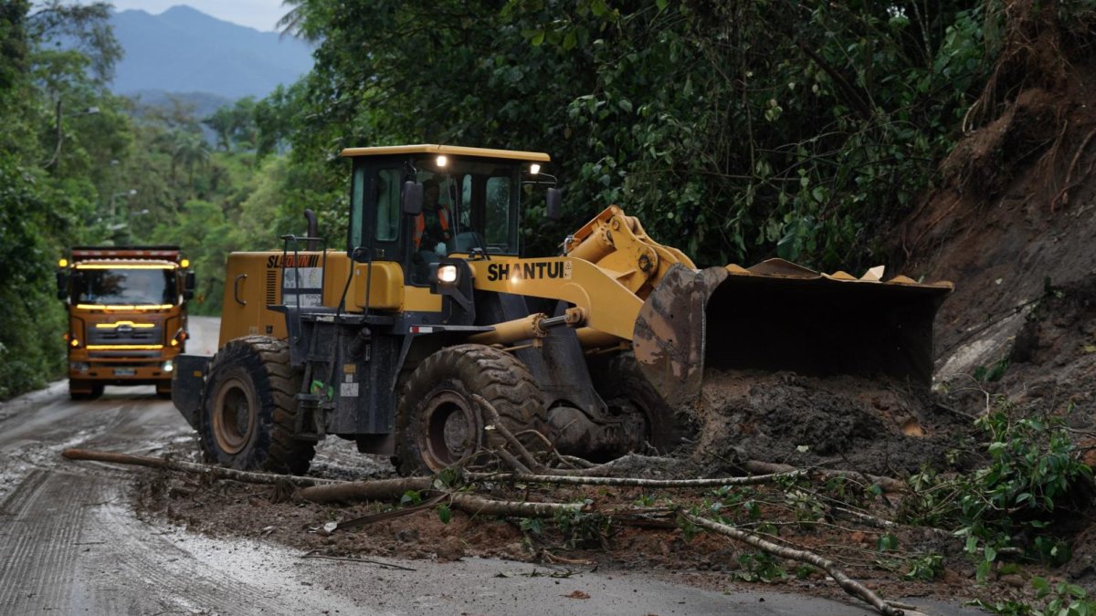 Este 20 de marzo se realizaron trabajos de limpieza en el kilómetro 61 de la Mitad del Mundo-Río Blanco.