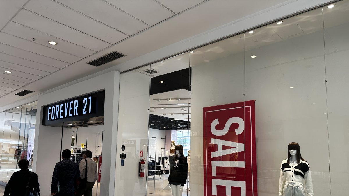 La cadena Forever 21 remata su ropa para salir del país.