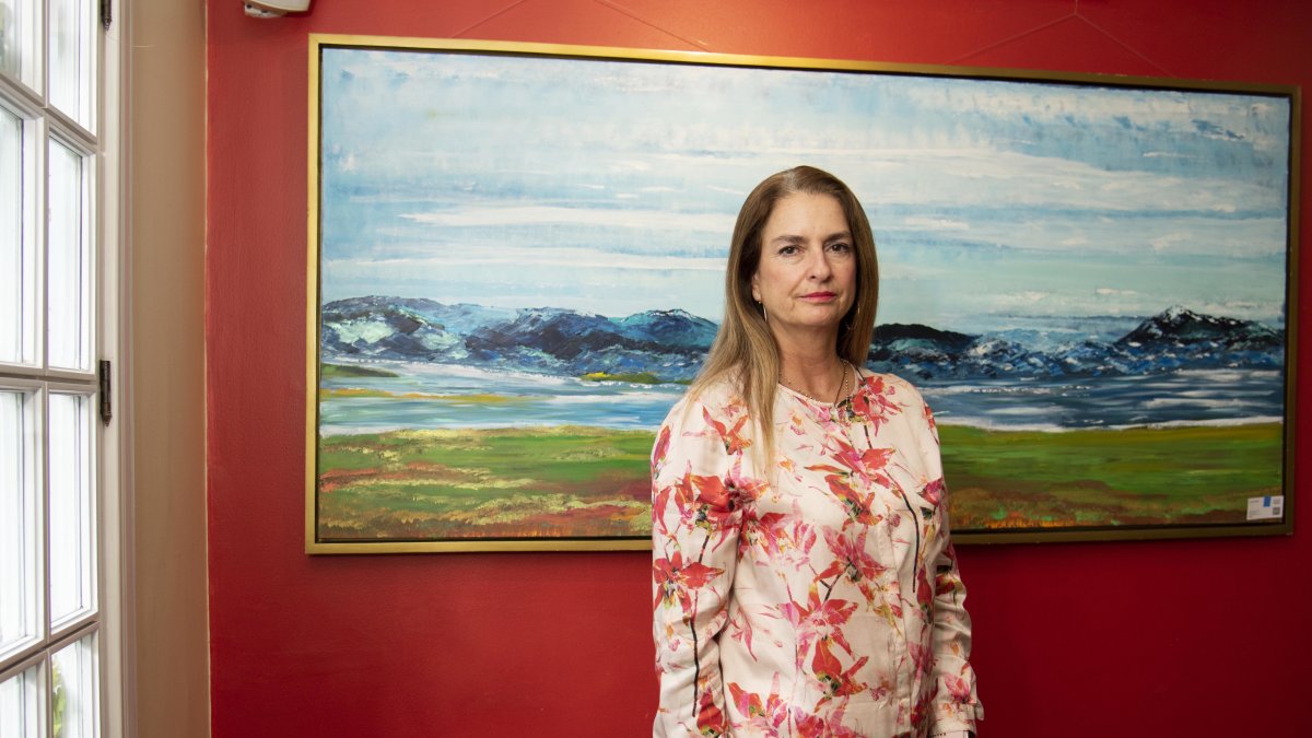 Sylvia Bakker junto a una de sus obras