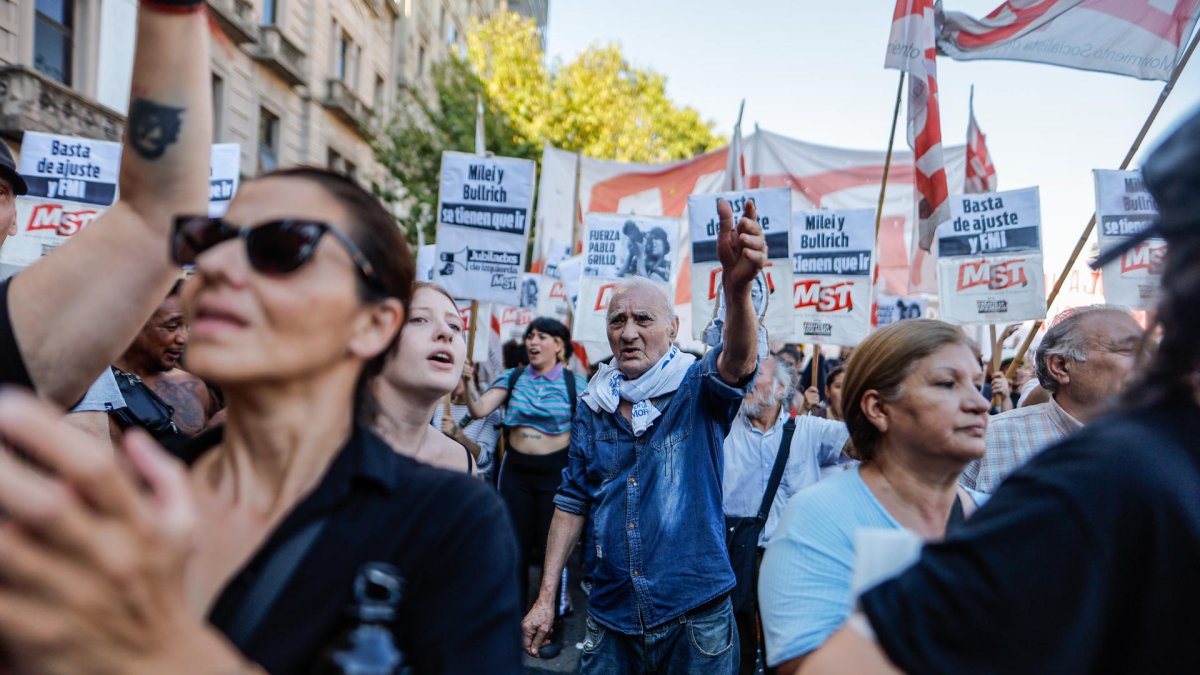 Personas participan en una manifestación contra el gobierno de Javier Milei, frente al Congreso en Buenos Aires (Argentina).