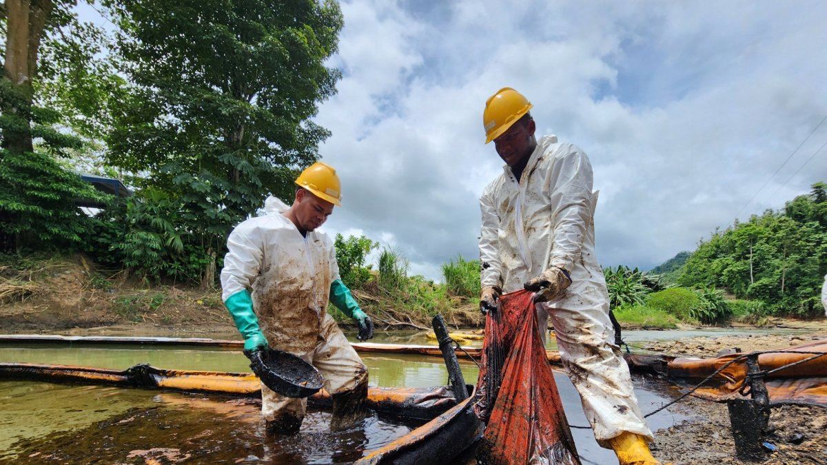 Derrame de crudo en Esmeraldas. Personal de Petroecuador trata de contener el crudo.