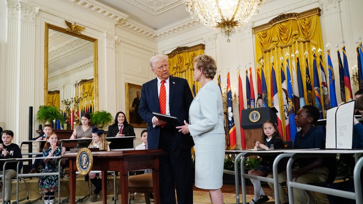 El presidente Donald Trump, junto a la secretaria de Educación de EE.UU., Linda McMahon, después de firmar una orden ejecutiva.