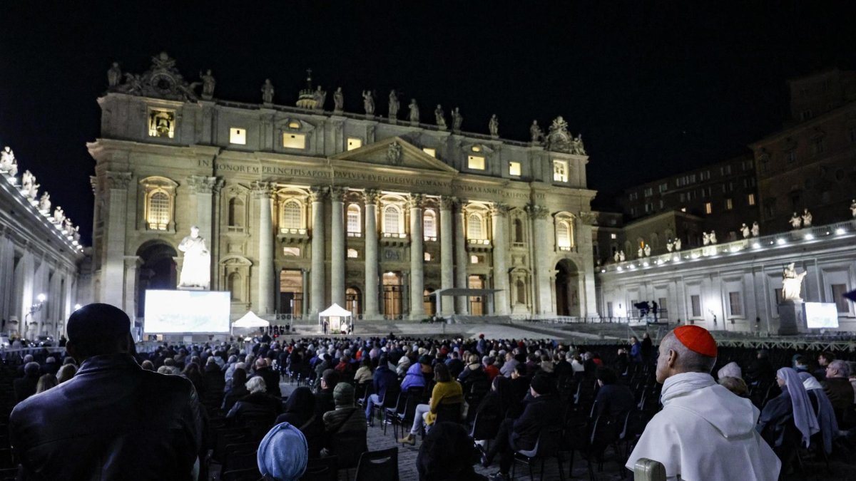 Fieles asisten a una oración del Rosario por la salud del Papa Francisco, quien está hospitalizado por neumonía, en la Plaza de San Pedro en la Ciudad del Vaticano.