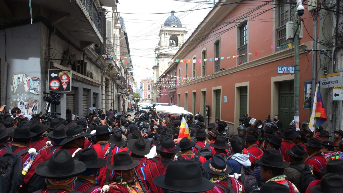 Indígenas aimaras pertenecientes a los 'ponchos rojos' participan en una protesta en los alrededores de las sedes del Ejecutivo y el Legislativo este miércoles.