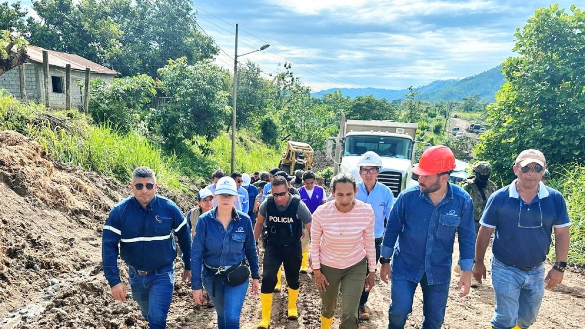 La ministra de Energía, Inés Manzano, en un recorrido por zona afectada por derrame de crudo.