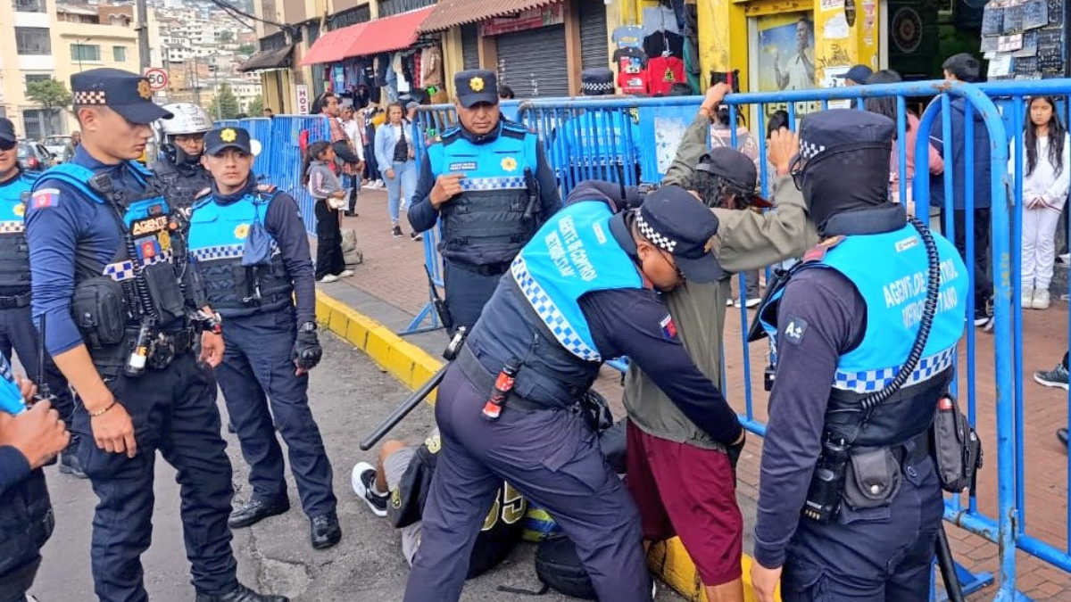 En la av. Pichincha, agentes de control de Quito abordaron a ciudadanos, tras una denuncia de que amedrentaban a caminantes con cuchillos.
