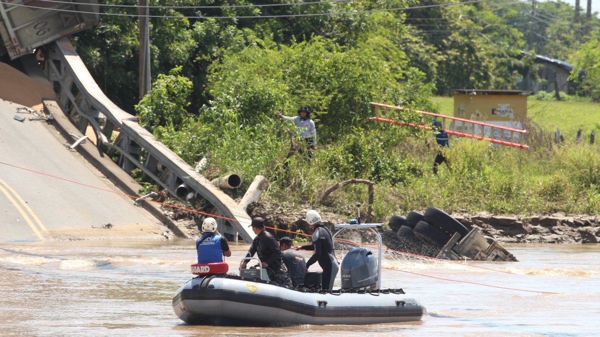 Según indicó la Secretaría Nacional de Gestión de Riesgos, el cuerpo de uno de los desaparidos tras la caída del puente fue finalmente hallado.