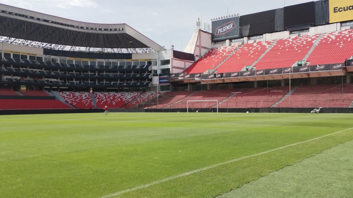 La cancha del estadio Rodrigo Paz Delgado está lista para recibir el juego entre Ecuador y Venezuela.