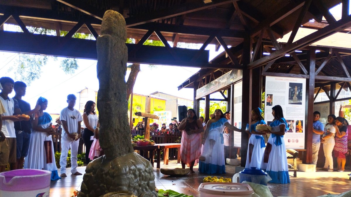 El acto de la ceremonia se cumplió con gran devoción para las decenas de asistentes.