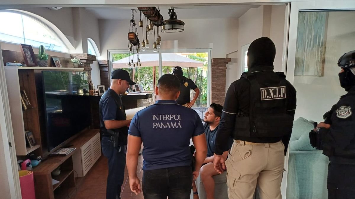 Momento de la captura de Leonardo Cortázar.