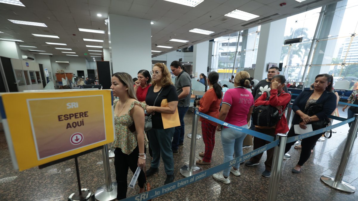 Varias personas hacen fila para ser atendidos en las ventanillas de la instituciones.