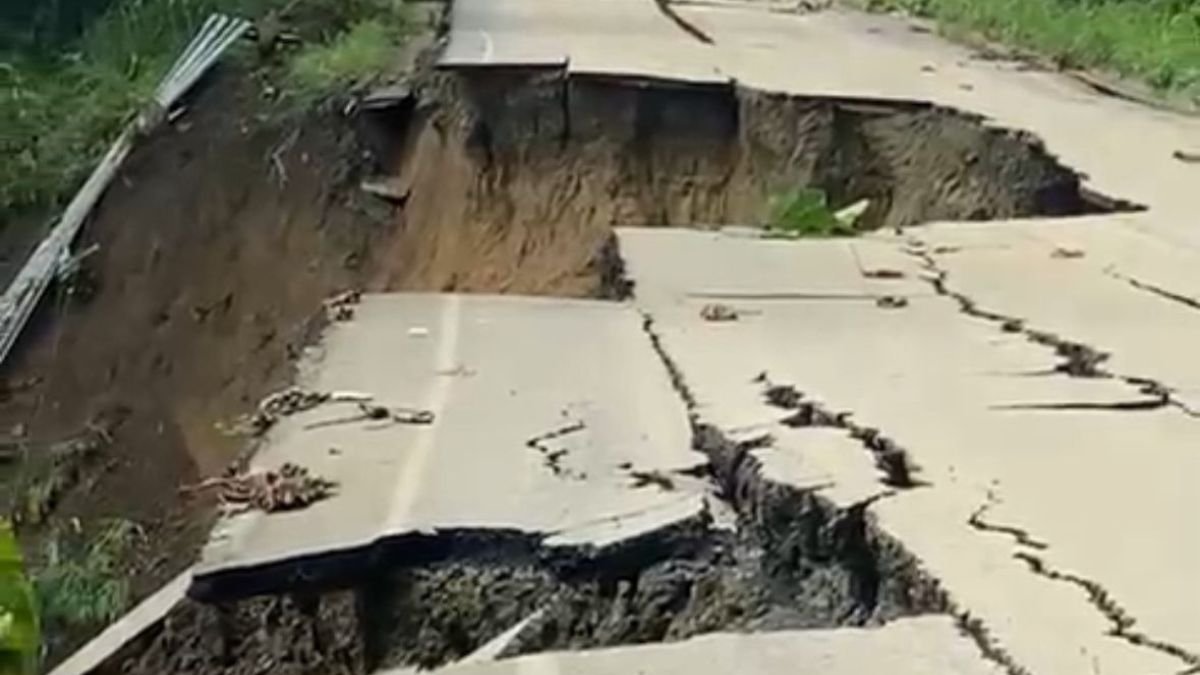 Tramo de al menos 200 metros de la vía Pimpiguasi - Junín colapsó.