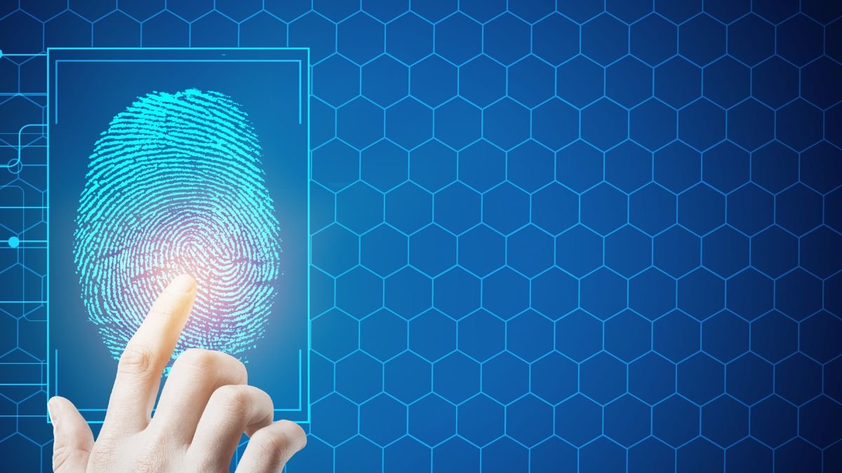 La huella digital es un dato biométrico que se utiliza en varias empresas para marcar asistencia.