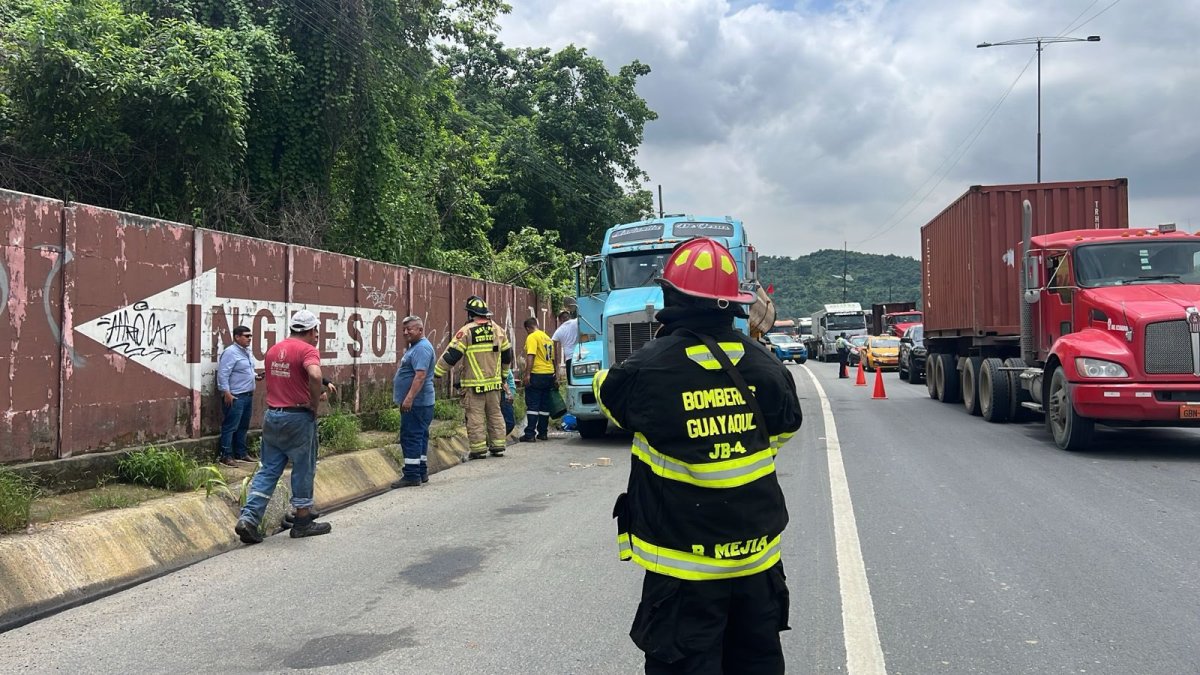 Personal del Cuerpo de Bomberos de Guayaquil acudió a la vía Perimetral para atender la emergencia, la mañana de este viernes 21 de marzo.