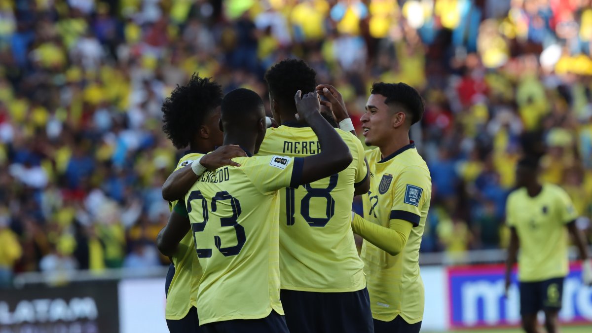Futbolistas de la selección Ecuador se reúnen para festejar un gol en el estadio Rodrigo Paz Delgado, Quito.