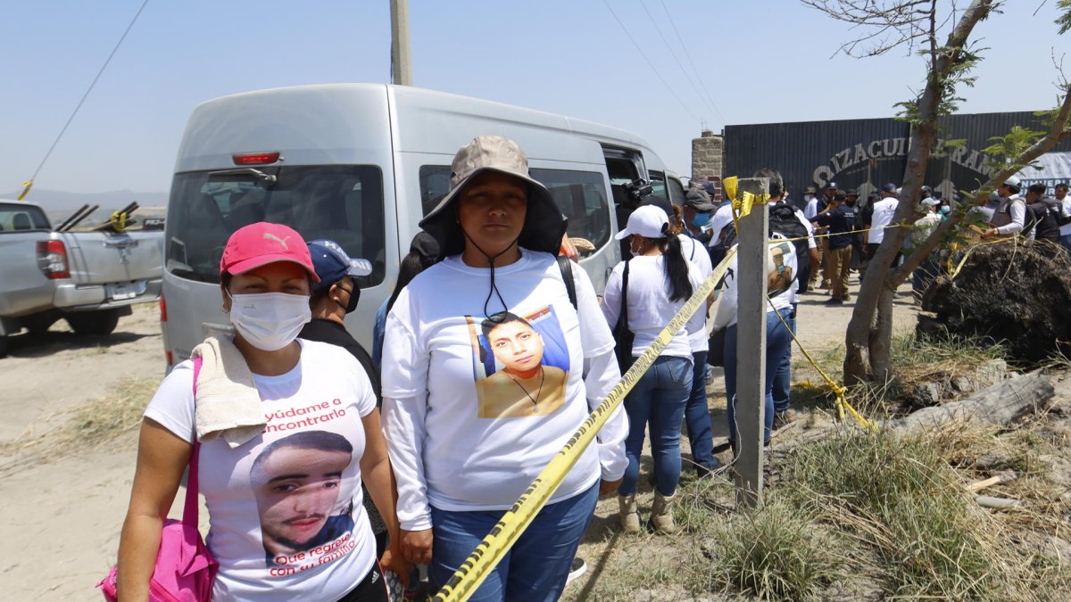 Colectivos de familias de personas desaparecidas acuden al Rancho Izaguirre este jueves, en el municipio de Teuchitlán, Jalisco (México).