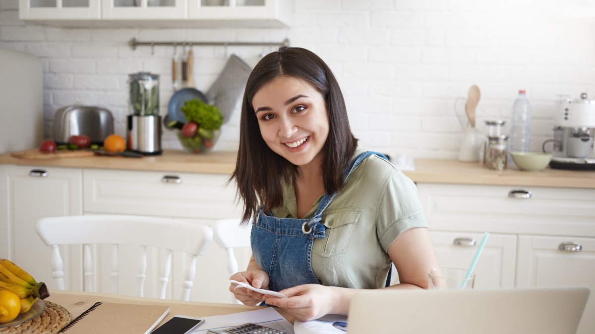 Las expertas en finanzas personales recomiendan siempre pagar la deuda total de la tarjeta de crédito, no el valor mínimo.