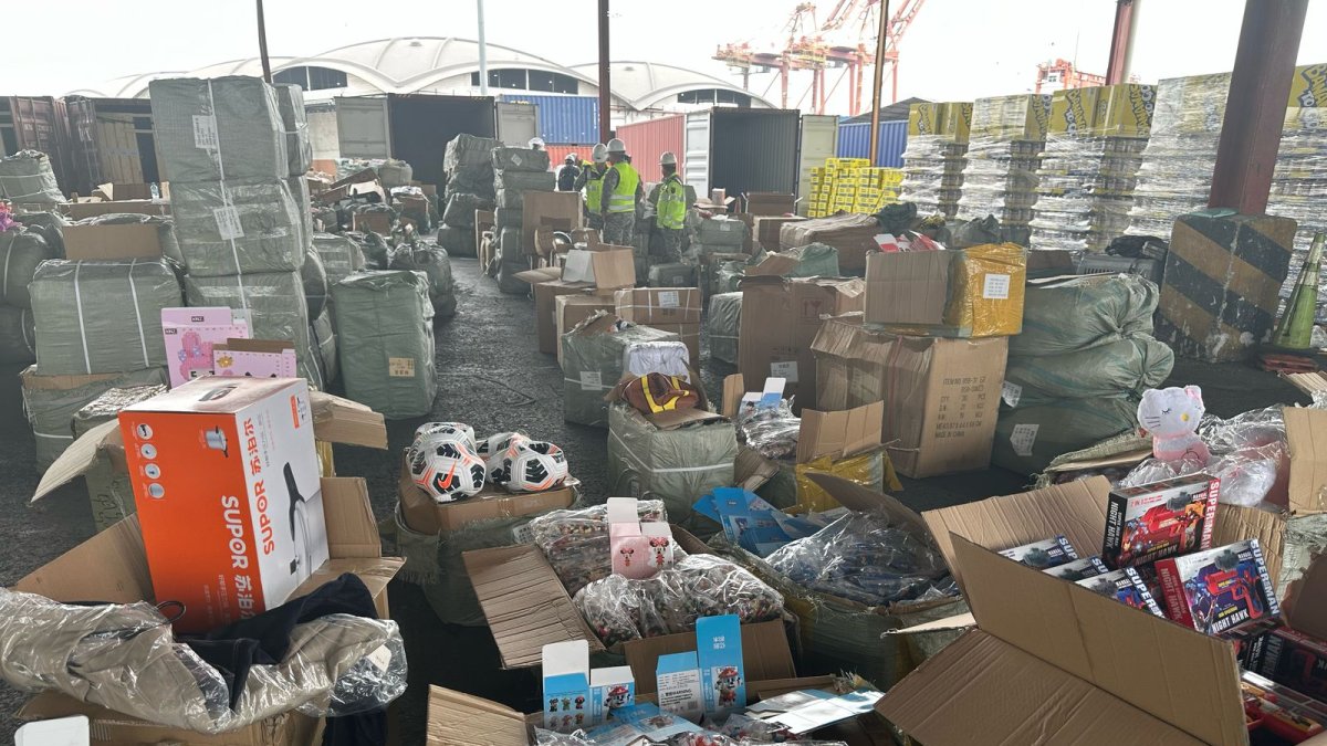 Entre la oferta habían cajas llenas de juguetes, gorras, vapes y prendas de vestir.