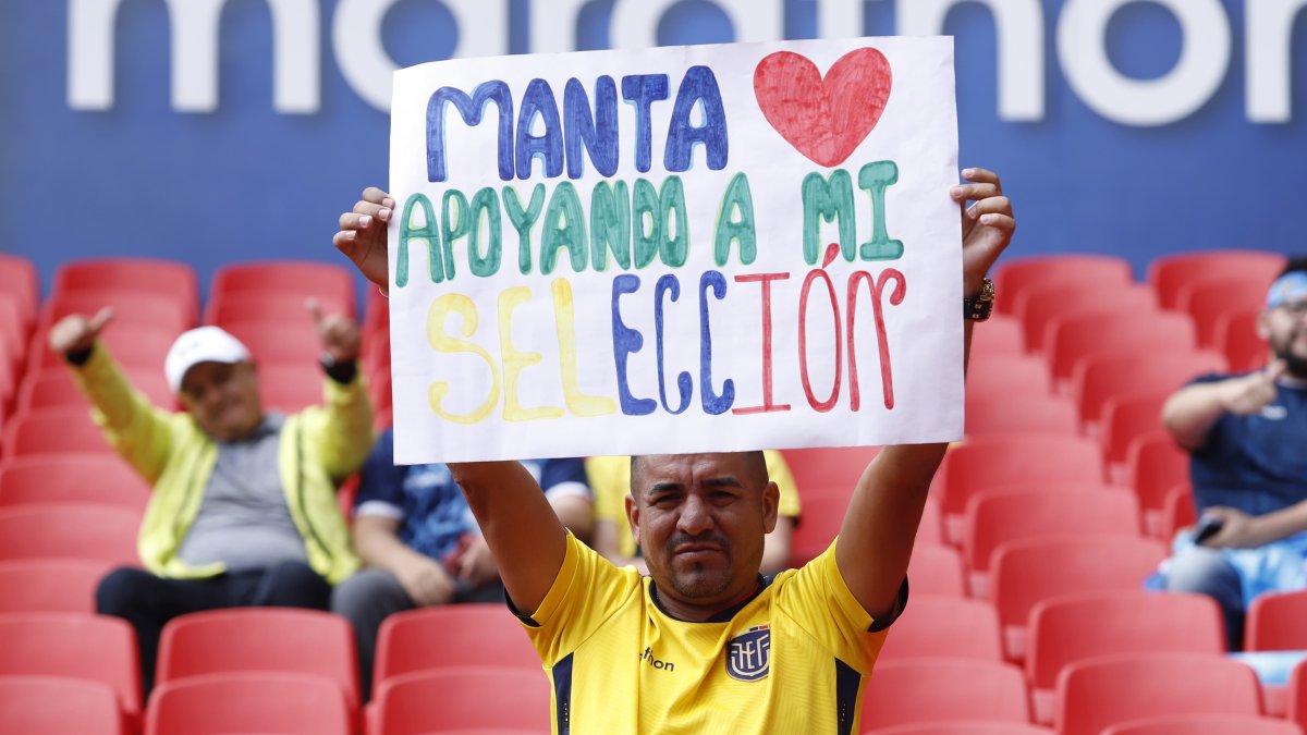 Aficionados de varias ciudades llegaron a Quito para alentar a la Tricolor.