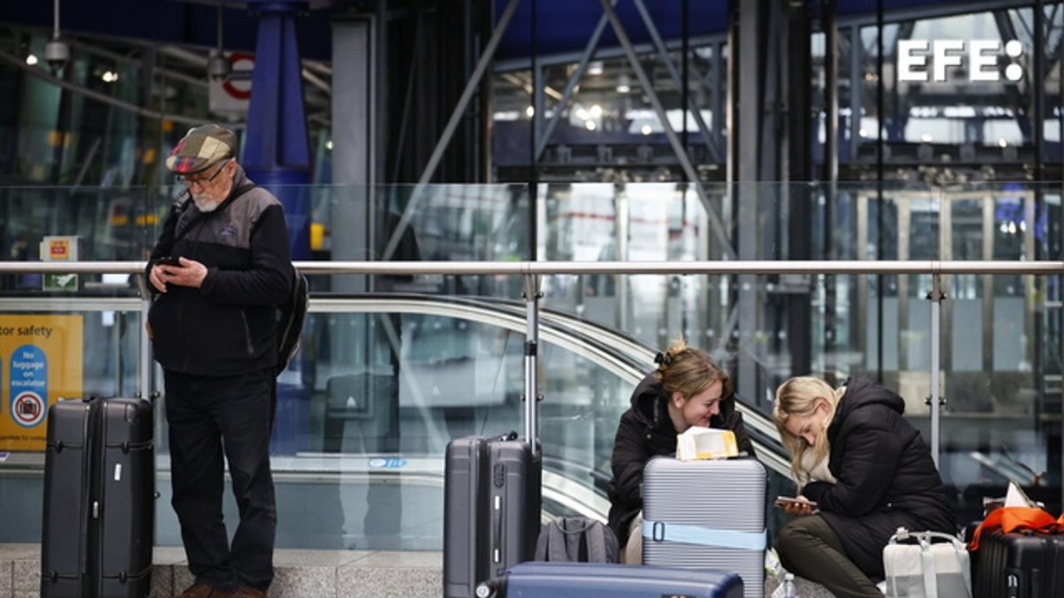 Pasajeros esperan en el aeropuerto londinense de Heathrow, a la espera de que se reanuden los vuelos.
