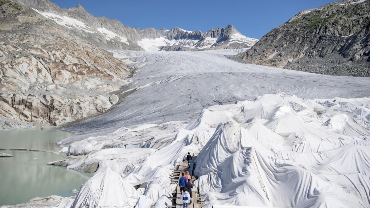 Fotografía de archivo que muestra el glaciar del Ródano, en los Alpes suizos, cubierto con lonas para protegerlo de un mayor derretimiento debido al calentamiento global.