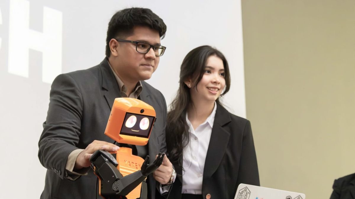 Espol. Los actuales ingenieros en mecatrónica presentaron su proyecto de software terapeútico con inteligencia artificial en robot humanoide.