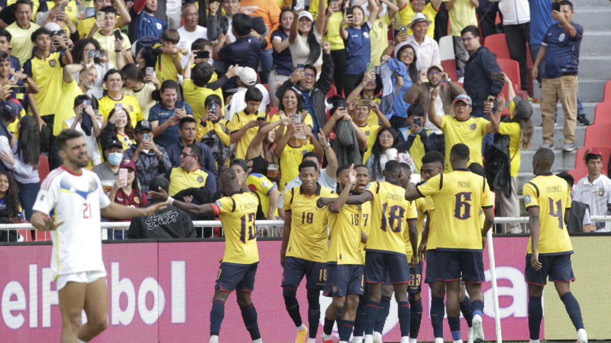 Festejo de Enner Valencia y sus goles ante Venezuela.