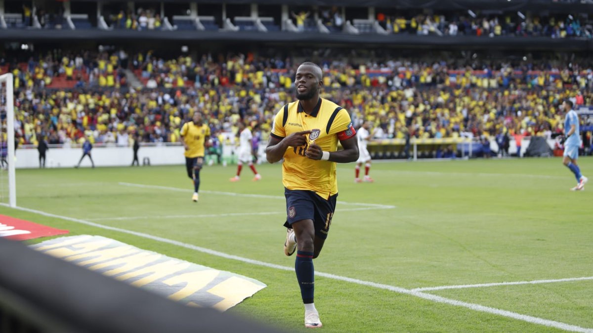 Enner Valencia celebró su gol junto al resto de sus compañeros en el partido de Ecuador ante Venezuela