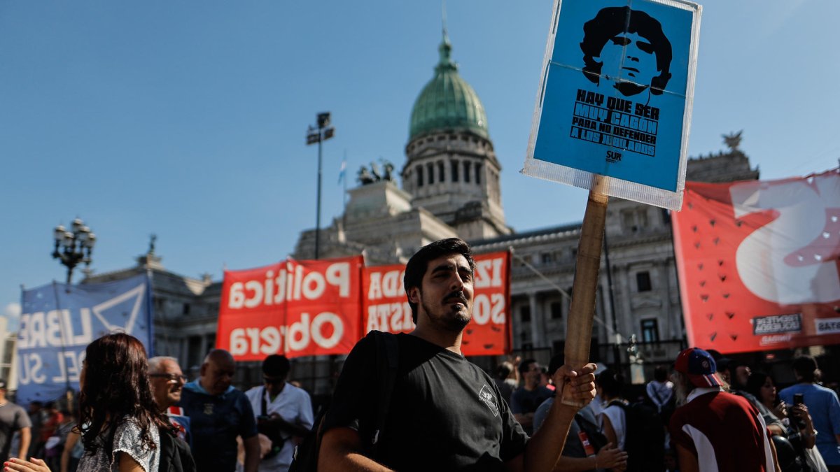 Personas participan en una manifestación este 19 de marzo de 2025, frente al Congreso en Buenos Aires (Argentina).