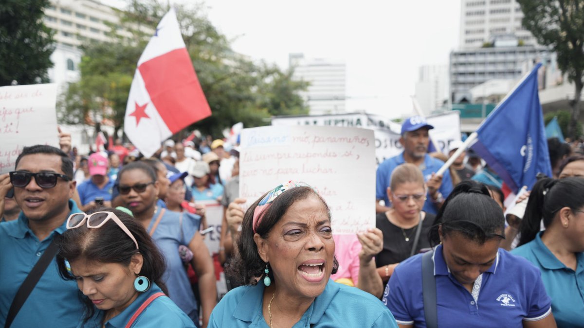 Docentes participan en una protesta durante el paro nacional este viernes, en Ciudad de Panamá (Panamá).