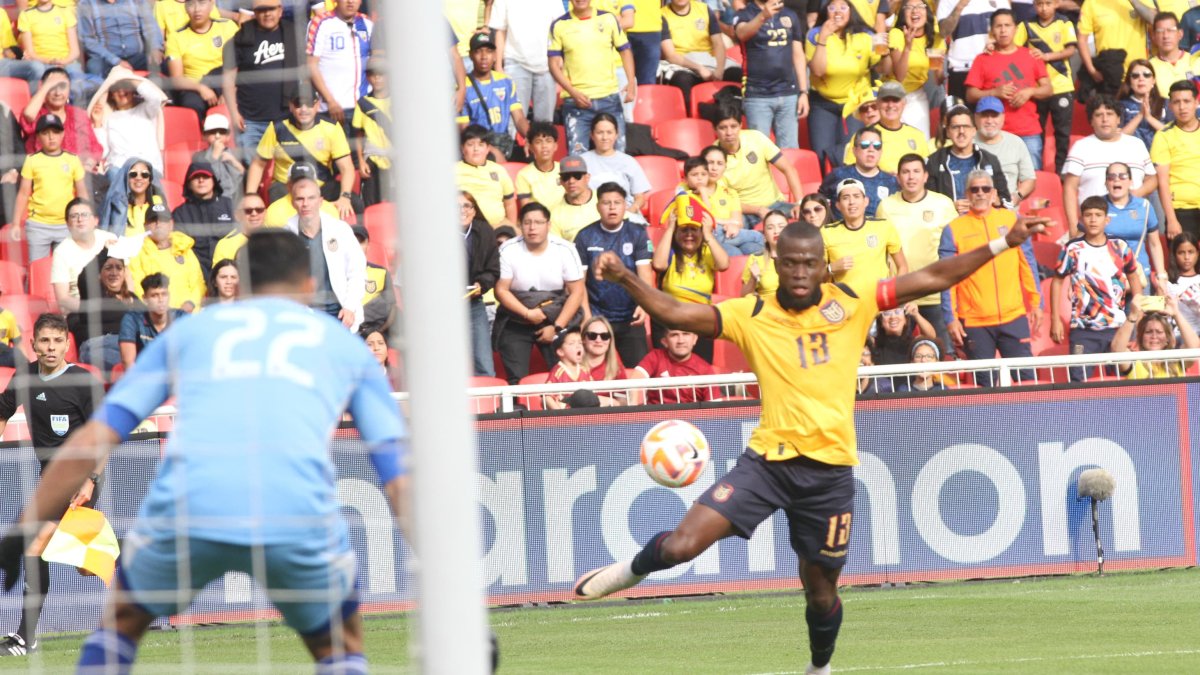 El goleador y capitán de la selección ecuatoriana de fútbol fue clave en la victoria 2-1 ante Venezuela. Anotó los dos goles.