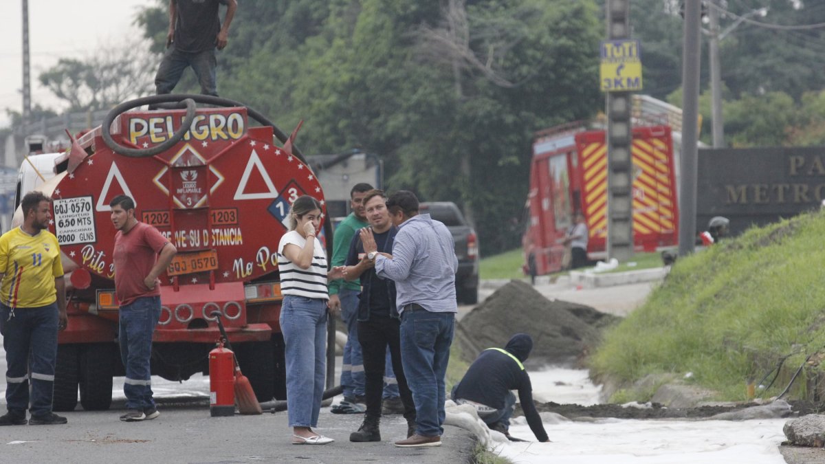 Tras el choque del tanquero, se formaron diques y se aplicó espuma especial para evitar un incendio y daños ambientales en Guayaquil.
