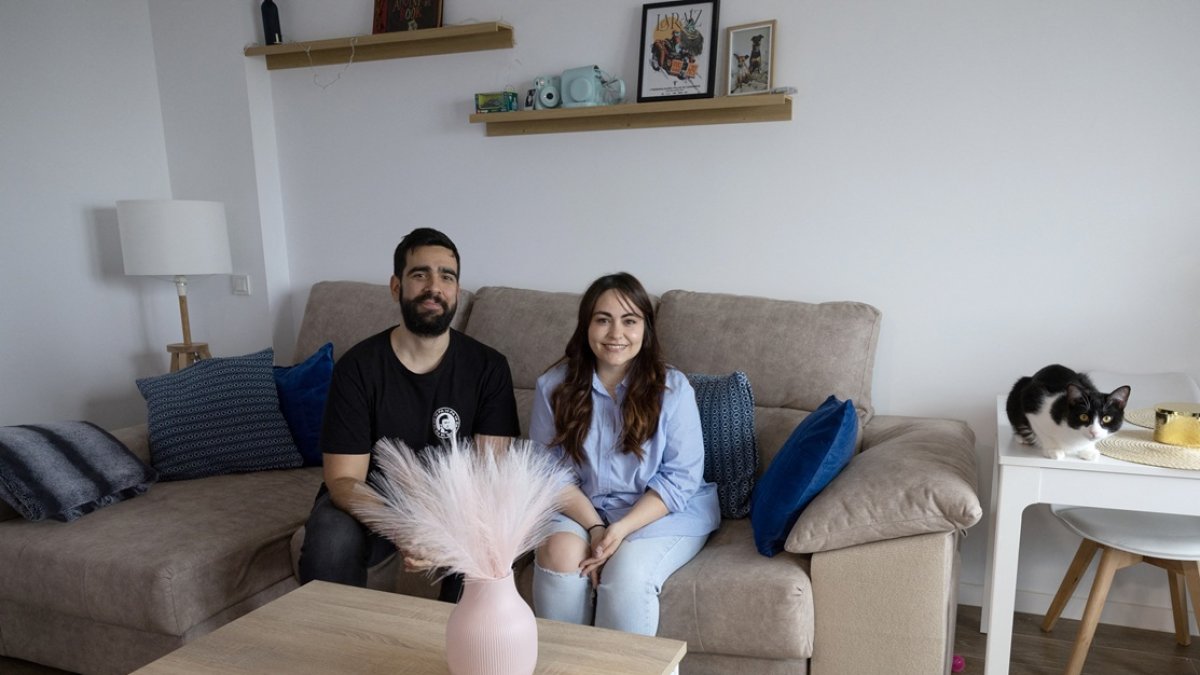 Sergio Encinas y su pareja Lorena Pacheco posan en su apartamento de Madrid el 20 de febrero de 2025.