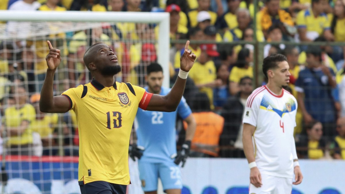 Enner Valencia de Ecuador celebra su gol, en un partido de las eliminatorias sudamericanas para el Mundial de 2026 entre la Tri y Venezuela